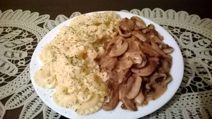 Paste cu ciuperci în sos cremos de smântână
