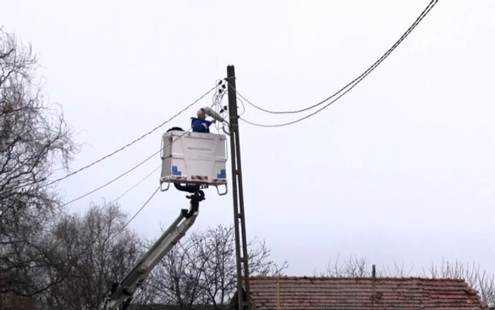 În mai multe localităţi din Olt vântul puternic a afectat reţeaua de distribuţie FOTO: arhiva