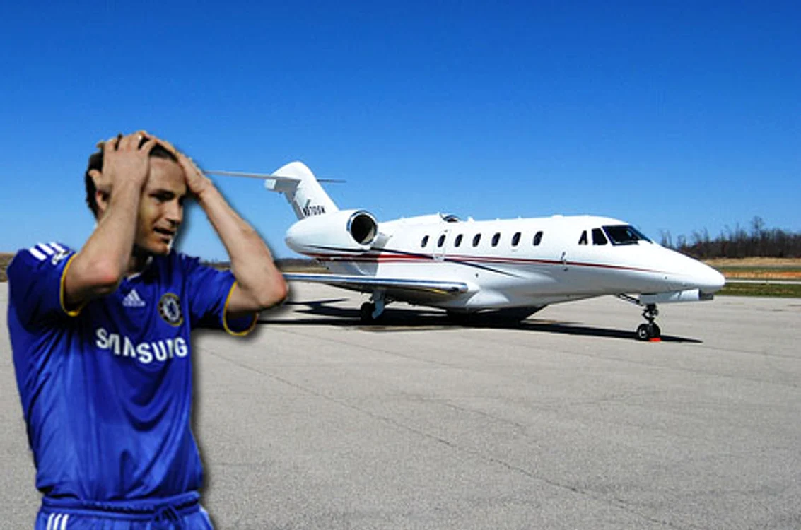 Lampard s-a înghesuit cu alți trei colegi într-un micuț avion
