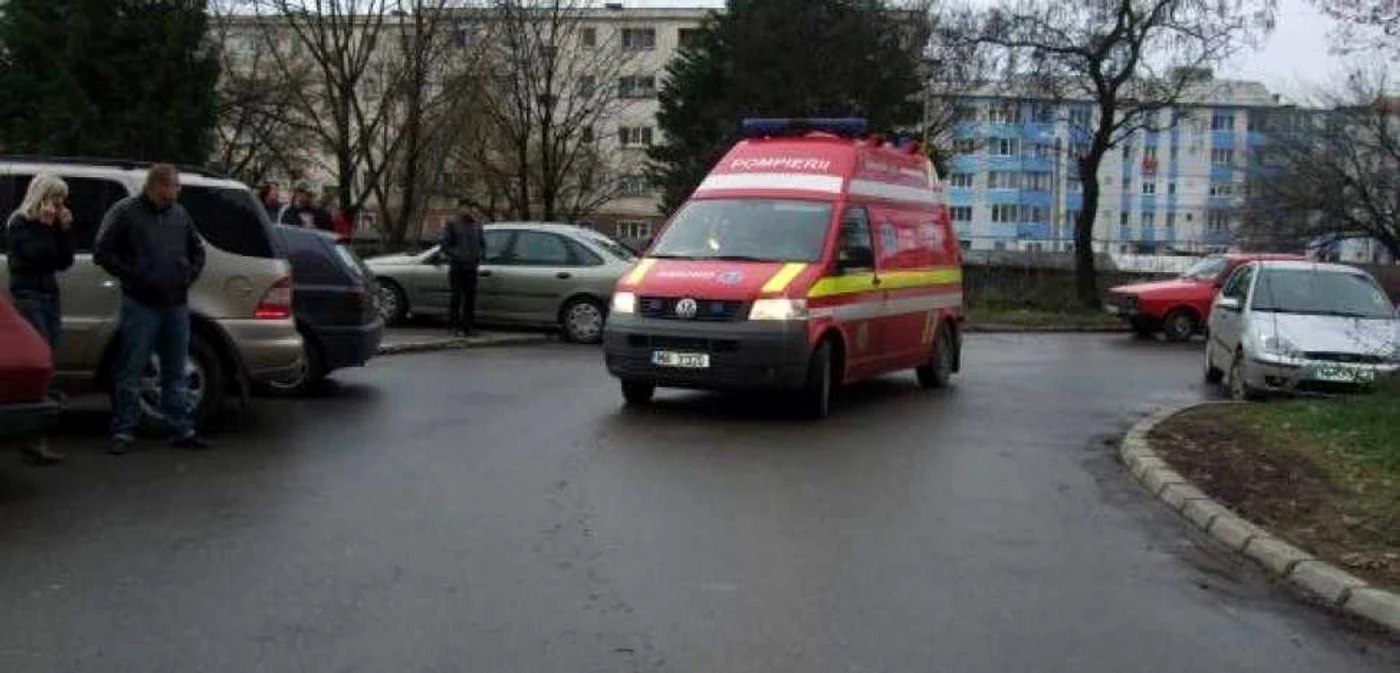 O ambulanţă s-a deplasat de urgenţă la faţa locului/foto: arhiva