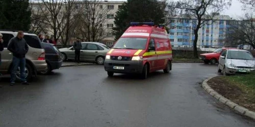 O ambulanţă s-a deplasat de urgenţă la faţa locului/foto: arhiva