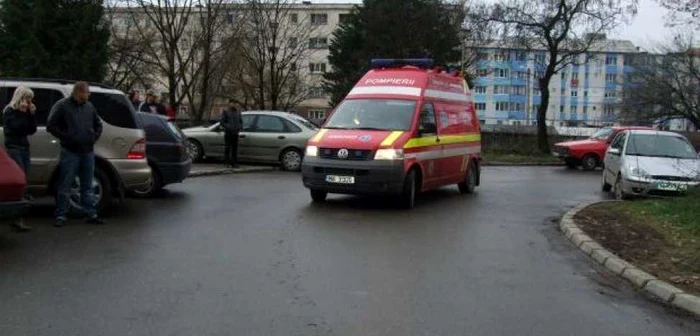 O ambulanţă s-a deplasat de urgenţă la faţa locului/foto: arhiva