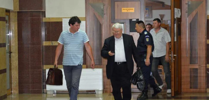 Iulian Muntranu ieşind din sala de judecată. Jandarmii i-au facilitat accesul către lift pentru a evita camerele de fotografiat