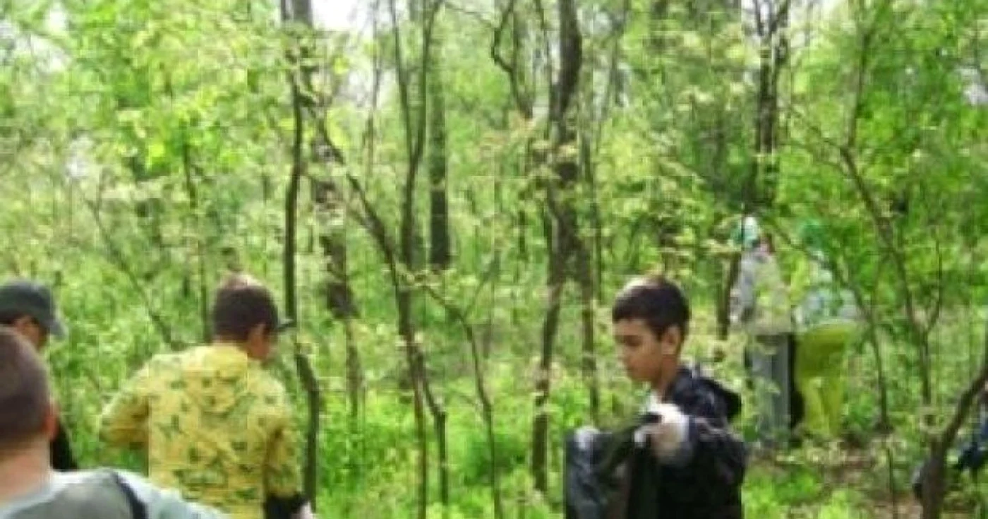 Acţiunea de ecologizare a fost organizată în cadrul Zilei Mediului