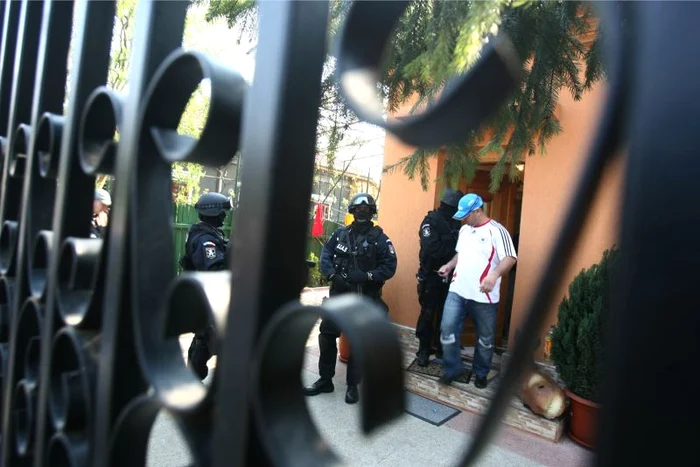 
    Percheziţii pentru prinderea unor hoţi de maşini de lux  