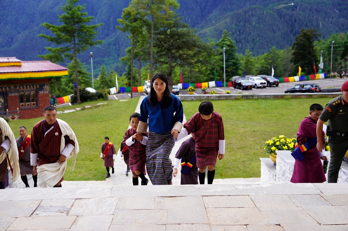 Regina Jetsun Pema cu fiii ei, Prințul Jigme Namgyel și Prințul Ugyen Wangchuck, la Forumul de inovație. FOTO: Casa Regală din Bhutan