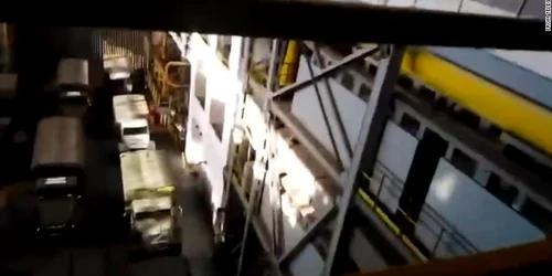 Camioane rusești în interiorul centralei de la Zaporojie FOTO Captură CNN