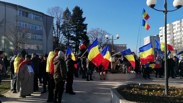 Aproximativ 250 de protestatari au scandat în fața Prefecturii Olt la protestul AUR FOTO: A. Mitran