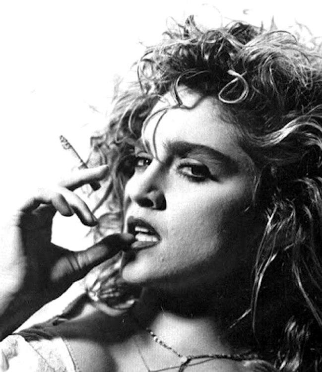 Madonna nu a fumat decât pentru pictoriale sau videoclipuri
