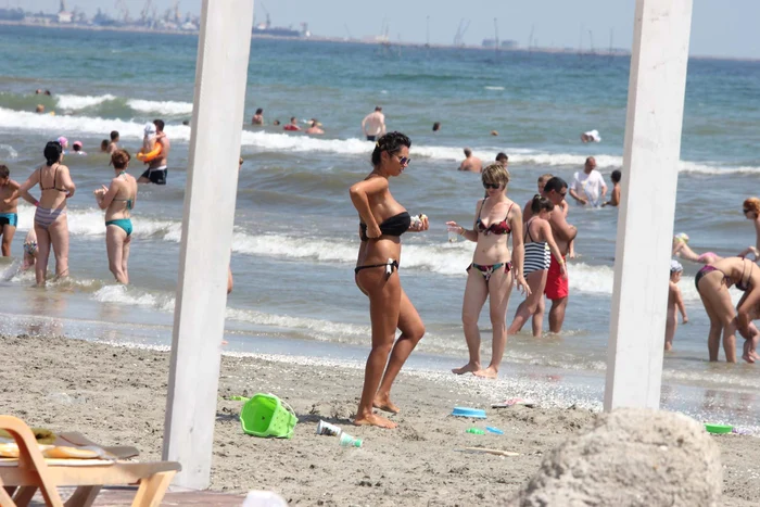 În lipsa buzunarelor, vedeta şi-a prins şerveţelul la bikini