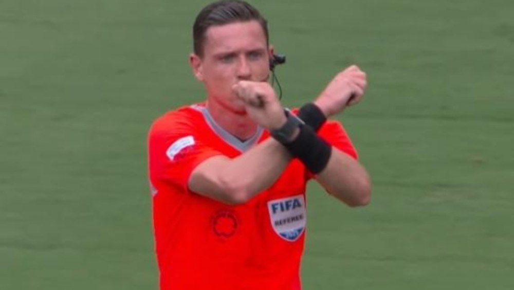 Ce semnificație are semnul X făcut cu brațele de arbitru la meciul Real Madrid - Pachuca, de la Mondialul Cluburilor