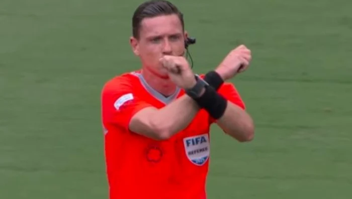 Semnul arbitrului de la meciul disputat duminică seară
