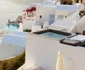 Uimitoarele hoteluri de lux cocoţate pe stâncile din partea vestică a insulei Santorini din Grecia Foto Daciana Stoicaâ