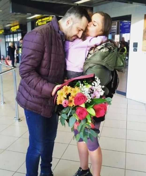 Cristina Șișcanu a fost așteptată de soțul Mădălin Ionescu și de fiica lor, Petra