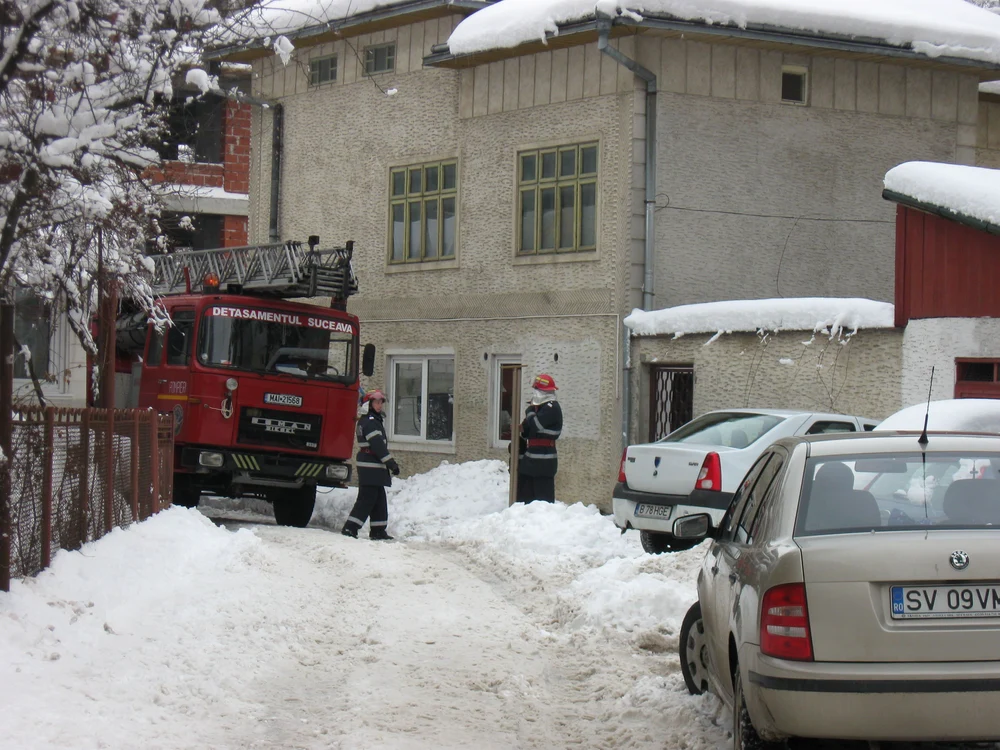 Patru pompieri au intervenit pentru a sparge uşa apartamentului