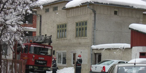 Patru pompieri au intervenit pentru a sparge uşa apartamentului