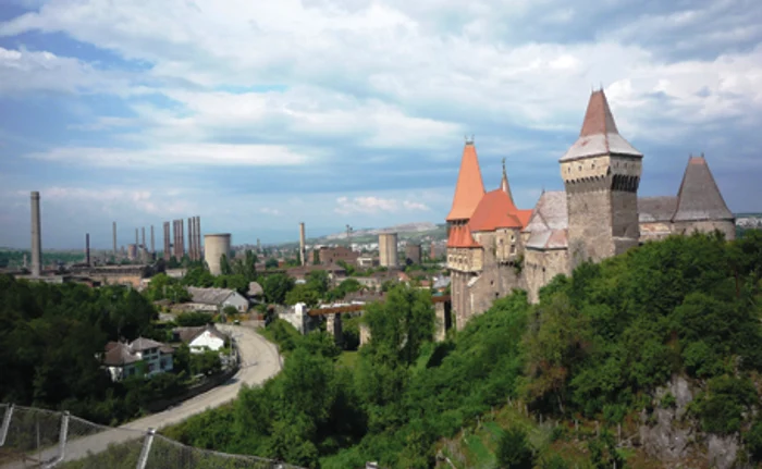
    Priveliştea Castelului Corvinilor este superbă de pe traseul Mocăniţei. Foto Rudolf Hanzelik  