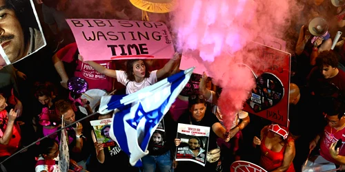 Mii de oameni au protestat în stradă la Tel Aviv pentru eliberarea ostaticilor FOTO Paulina Patimer / X