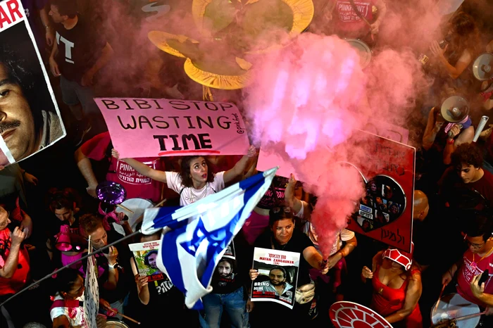 Mii de oameni au protestat în stradă la Tel Aviv pentru eliberarea ostaticilor FOTO Paulina Patimer