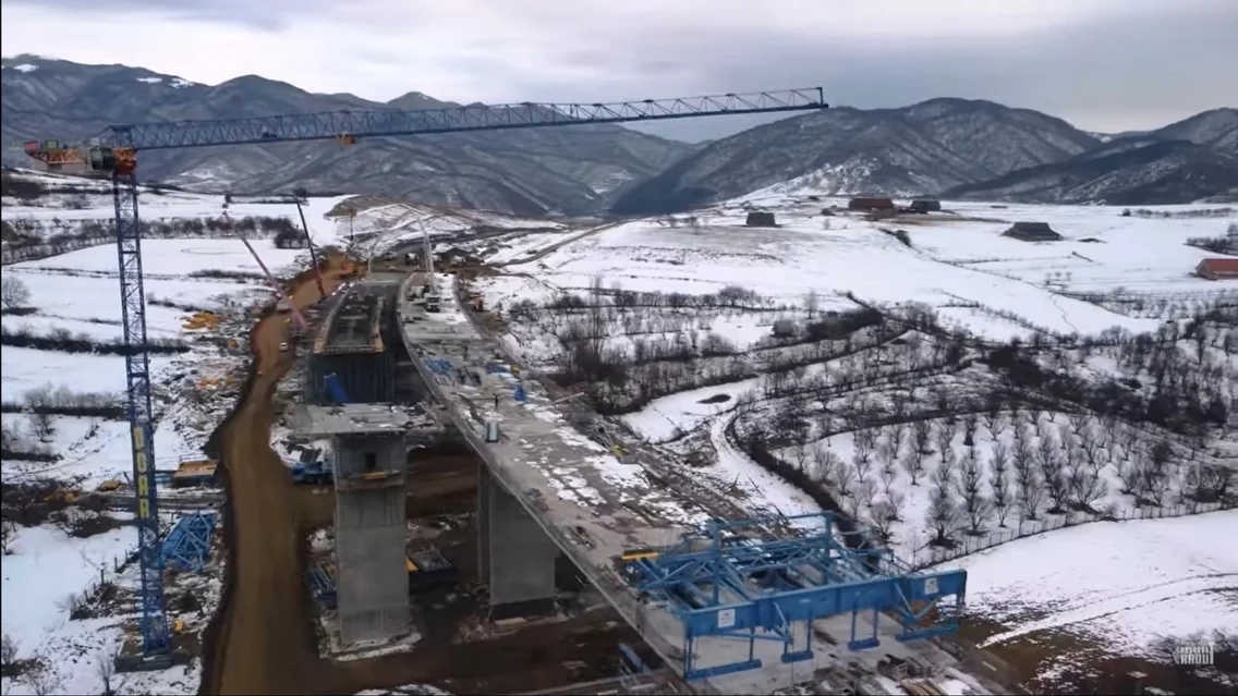 Viaductul Tălmăcel din tronsonul I Şelimbăr - Boiţa al Autostrăzii Sibiu Piteşti Foto captură video - You Tube - Radu Ignat
