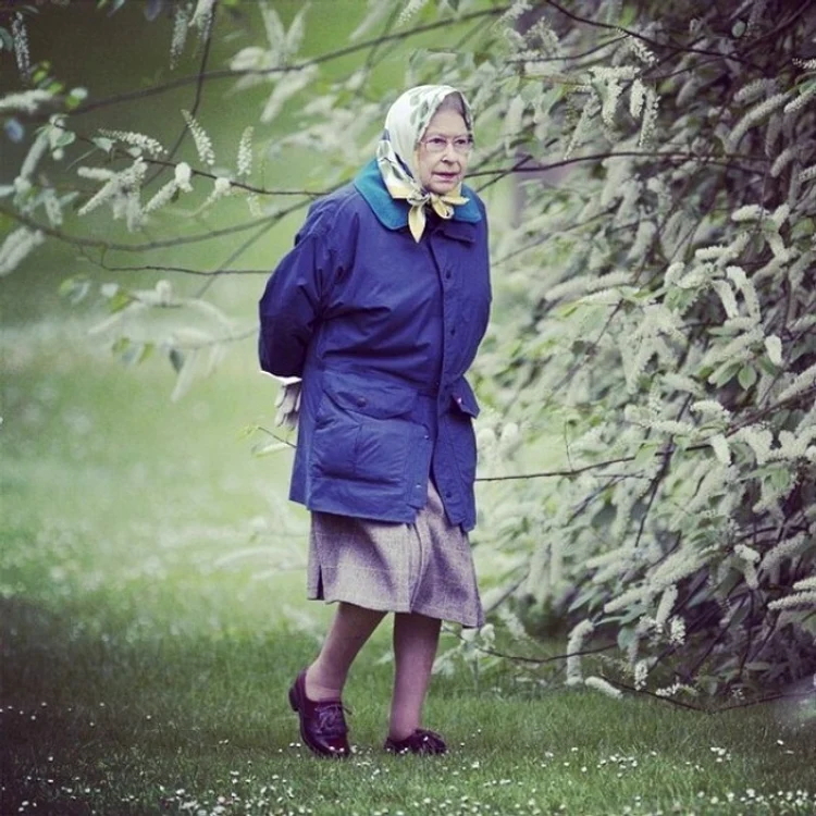 Regina Elisabeta a II-a a Marii Britanii, la plimbare