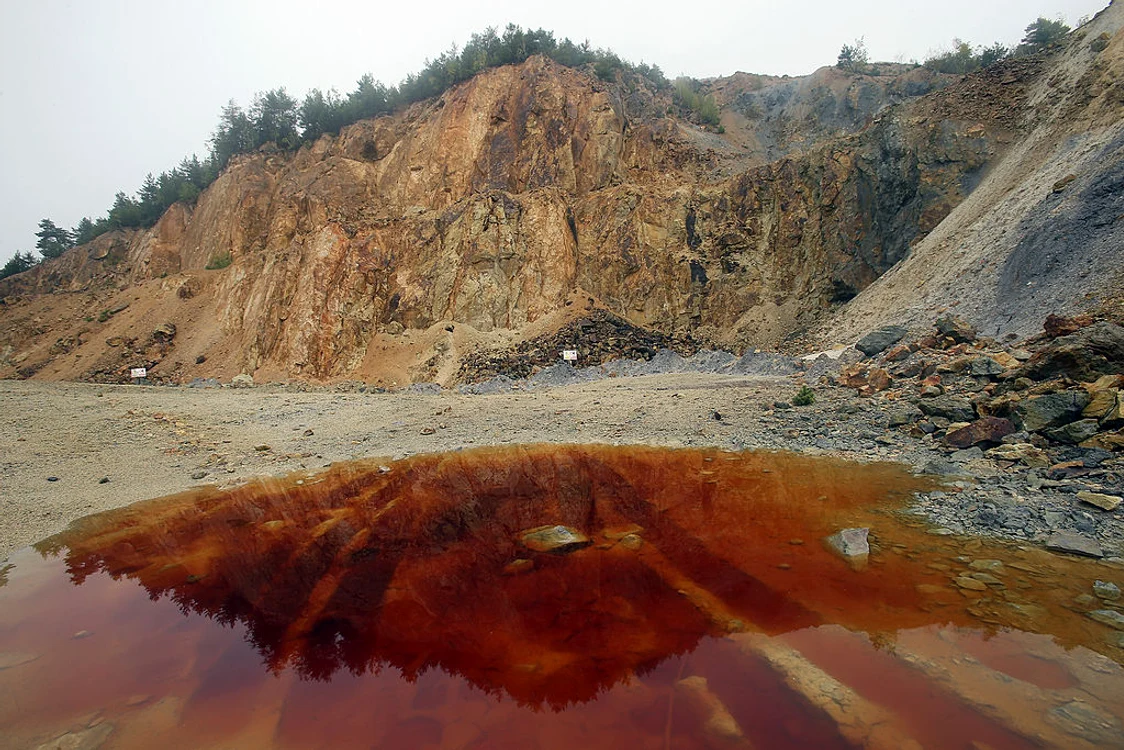Fosta carieră de exploatare a minereului de aur de la Roșia Montană FOTO Mining Watch