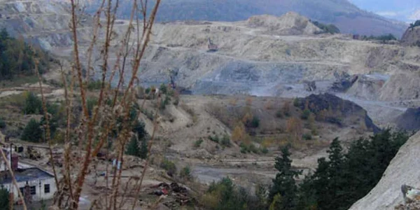 Carierea fostei exploatări miniere de stat de la Roşia Montană