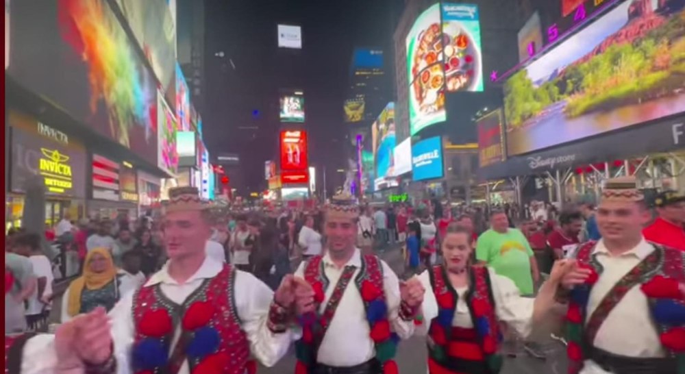 Horă românească în mijlocul pieței Times Square din New York 