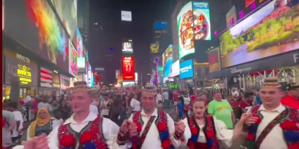 Hora româneacsă în Time Square Captură Foto Facebook 