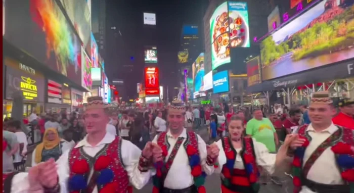 Hora româneacsă în Time Square Captură Foto Facebook