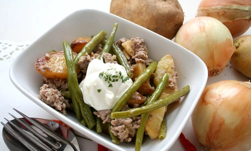 mancare de fasole verde cu cartofi si carne la cuptor jpeg