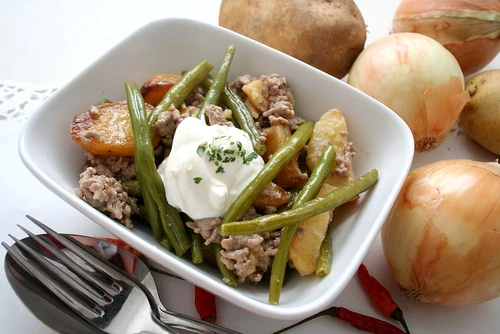 mancare de fasole verde cu cartofi si carne la cuptor jpeg