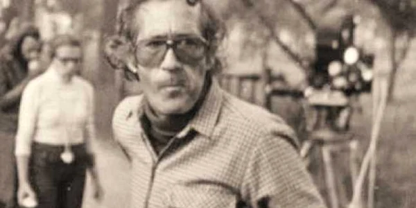 Regizorul Alexandru Tatos, pe platoul de filmare la „Duios Anastasia trecea“ (1979)  