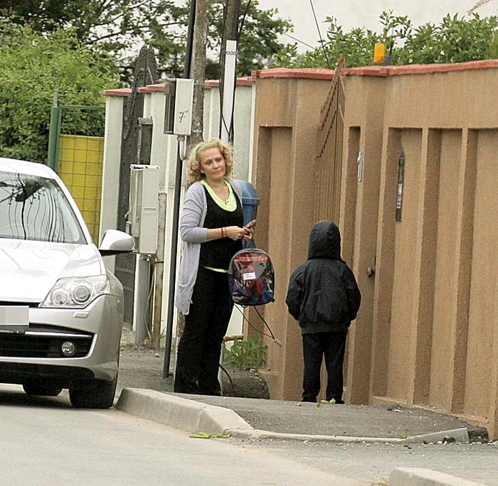 Misterioasa Cătălina  îl lua zilnic pe Petru  junior de la grădiniţă