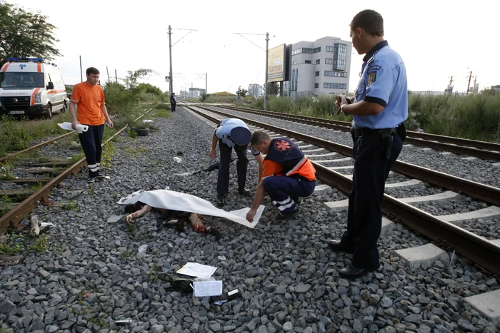 Decesul a survenit la scurt timp după ce femeia s-a aruncat din tren (foto: arhivă)