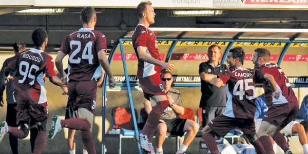Kapetanos (în centru) sărbătoreşte alături de colegii săi de la CFR eliminarea lui Slovan Liberec