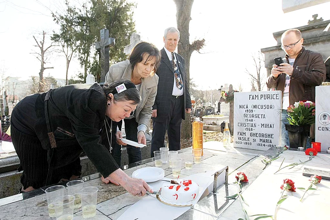 Actrița a tăiat tort și a împărțit șampanie la cimitir