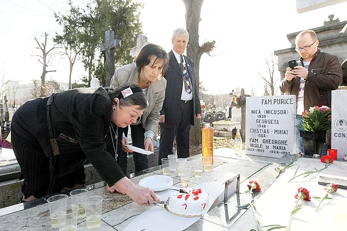 Actrița a tăiat tort și a împărțit șampanie la cimitir