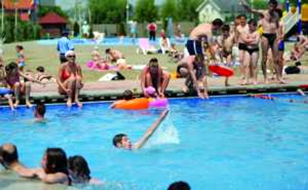 În fiecare weekend, bazinele din Capitală sunt supraaglomerate