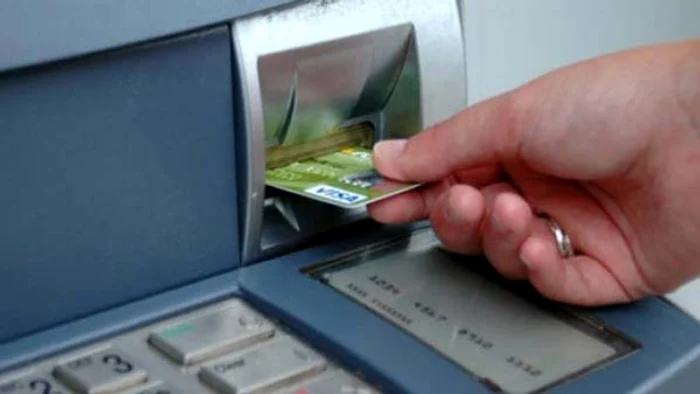 Femeia a fost jefuită fix în momentul în care scotea bani de la bancomat