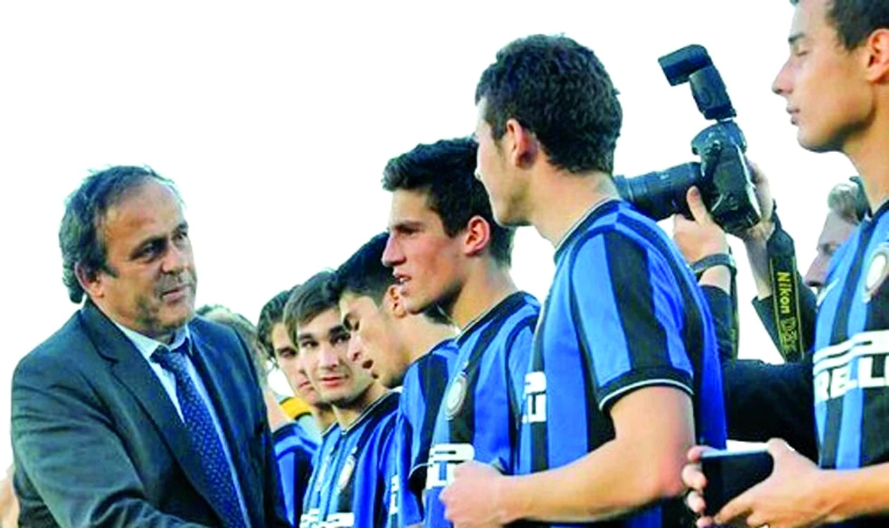 A dat mâna  cu Platini!