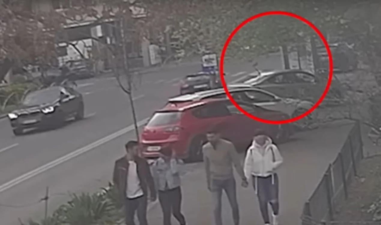 Momentul în care mașina îl lovește pe bărbat FOTO Captură video