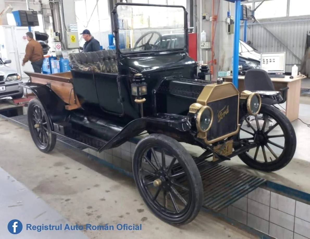 Un Ford T, fabricat în anul 1914, adus la verificare la RAR (foto: Facebook / Registrul Auto Român Oficial)