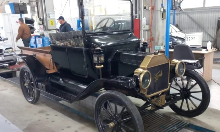 Un Ford T, fabricat în anul 1914, adus la verificare la RAR (foto: Facebook / Registrul Auto Român Oficial)