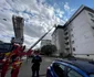 Focul a cuprins mansarda, dar și acoperișul blocului / Sursa foto: captură video CT Info