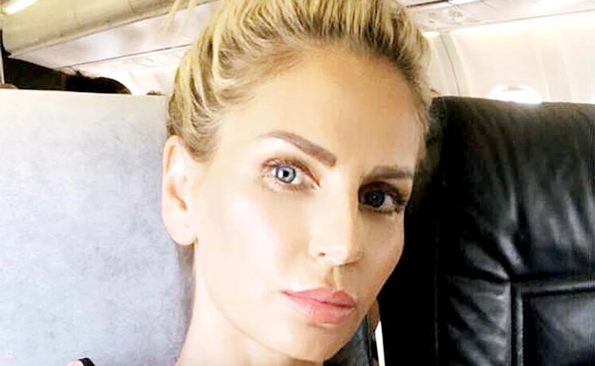 
    Andreea se mândrește cu bustul ei natural   