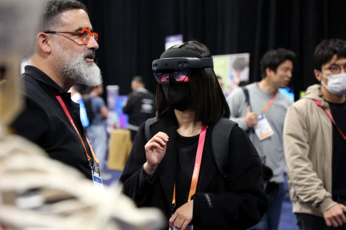 Cască de realitate mixtă Microsoft HoloLens folosită de Abys. FOTO Profimedia