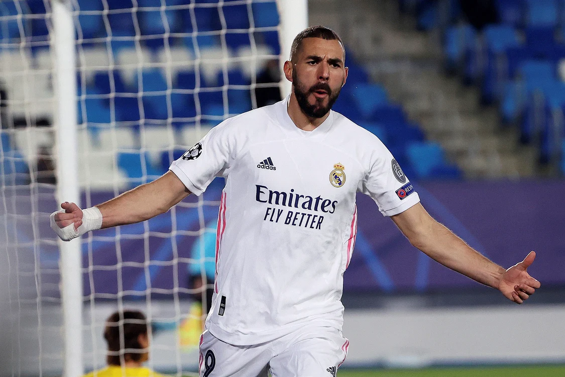 
    Karim Benzema se bucură după unul din golurile care au calificat pe Real MadridFoto: EPA-EFE  