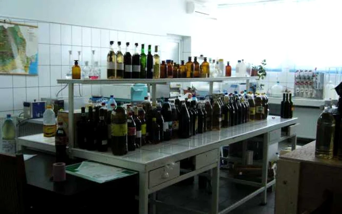 Din „laboratoarele“ falsificatorilor ies anual 490 de milioane de litri de vin contrafăcut FOTO: Arhivă