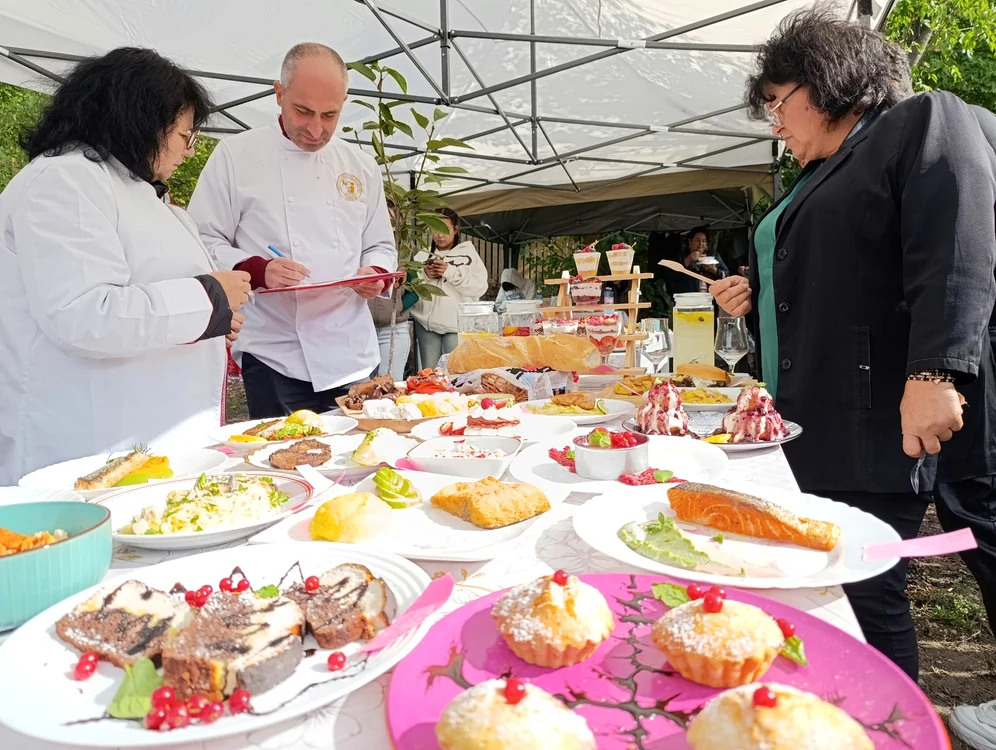 doua_femei_sii_unn_barbat_analizeaza_preparate_culinare